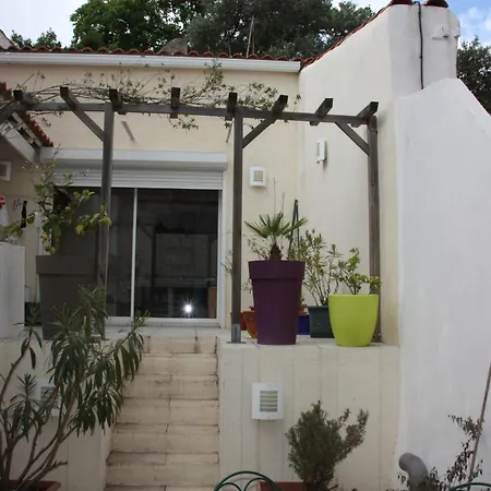 Petite Maison D'hote Et Son Patio Au Pied De Notre-dame منزل للإقامة